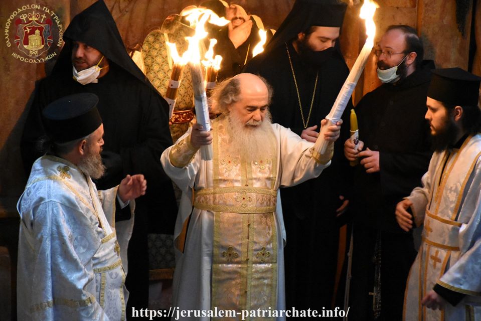 zTradition le patriarche de Jérusalem réceptionne le Feu sacré au Tombeau du Christ.JPEG.JPEG