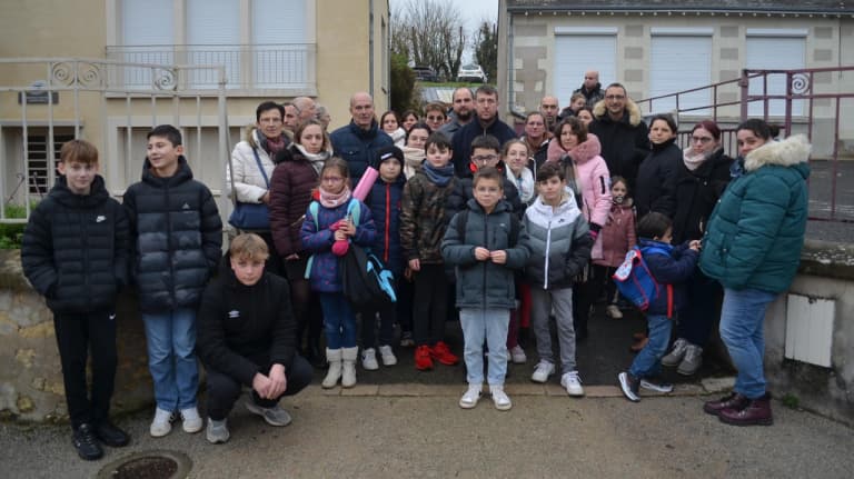 Élèves et parents mobilisés dans l’urgence contre la mesure de déplacement infligée à l’enseignant de CM2 de l’école de Ligré.jpg