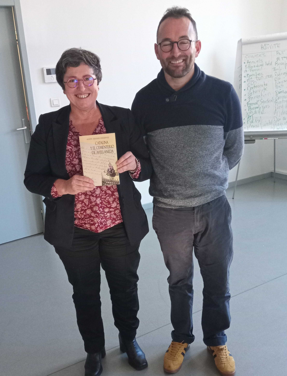 Remise du livre à Isabelle Pargade, maire d'Hsparren (avec Ximun Bellecave).jpg