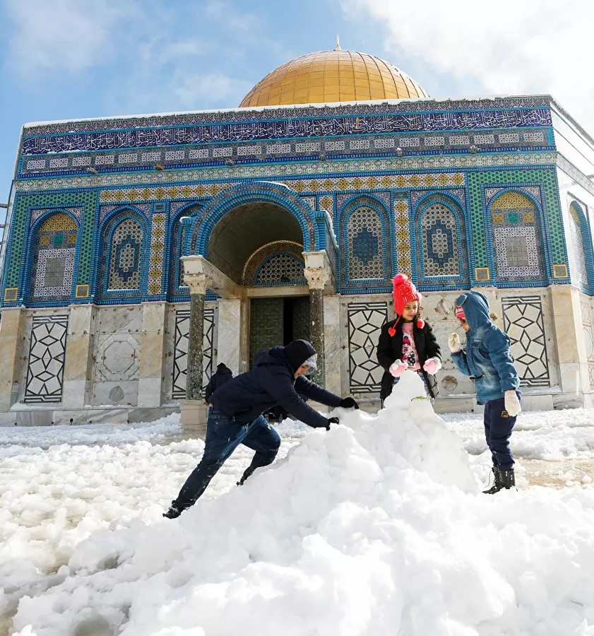 zEnfants font bonhomme de neige devant le dôme du Rocher vieille ville de Jérusalem.jpg