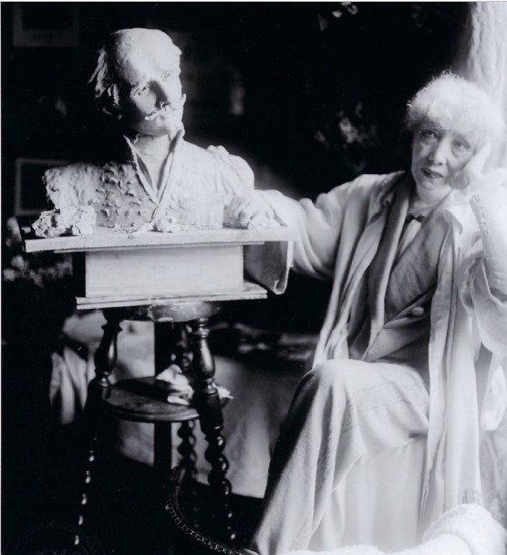 Sarah Bernhardt présente le buste d’Edmond Rostand.jpg