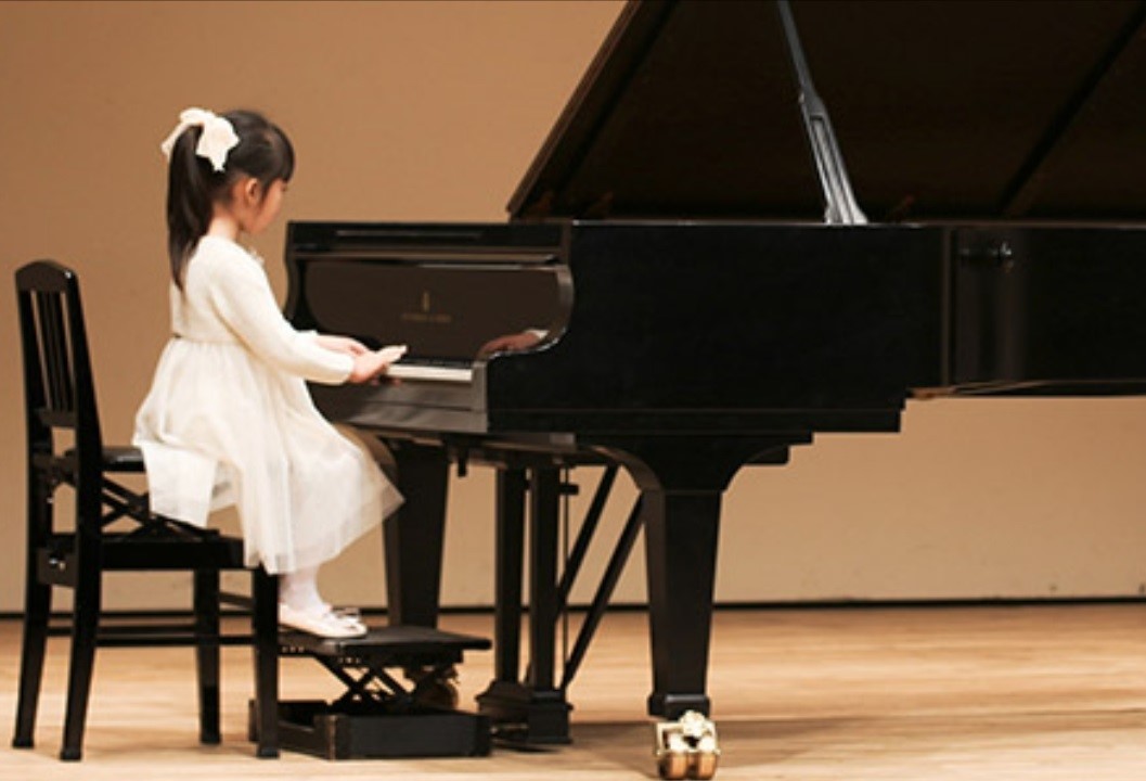 PIANO PLEIN LES DOIGTS enfant piano .jpg