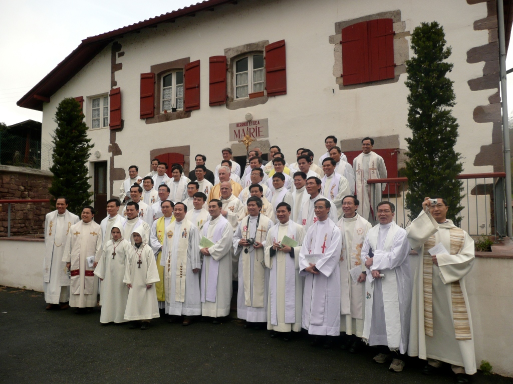 Pâques 2008 à Irouléguy entouré de prêtres vietnamiens étudiants en France.jpg