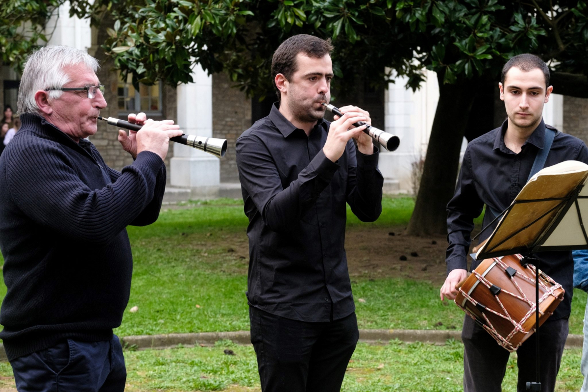 Instruments traditionnels à la Nuit des Conservatoires bayonnaise.jpg