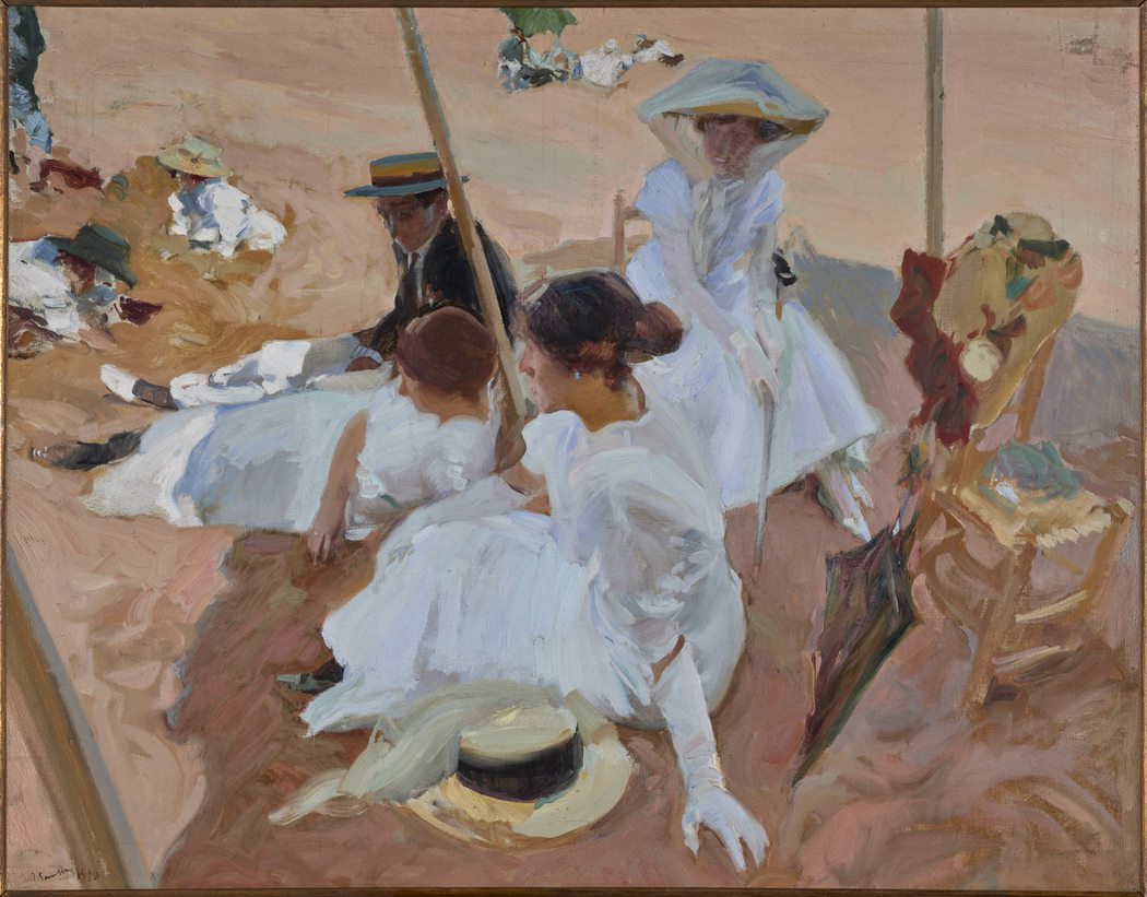 A Zarautz, à l'ombre d'un parasol, les élégants vêtus de blanc flashés par Sorolla  (1911)
