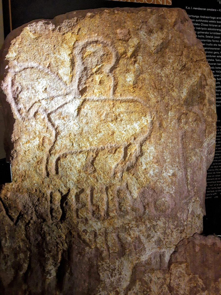 zEnigmatique stèle funéraire des Tierras Altas de Soria (détail) © Manex Barace.jpg
