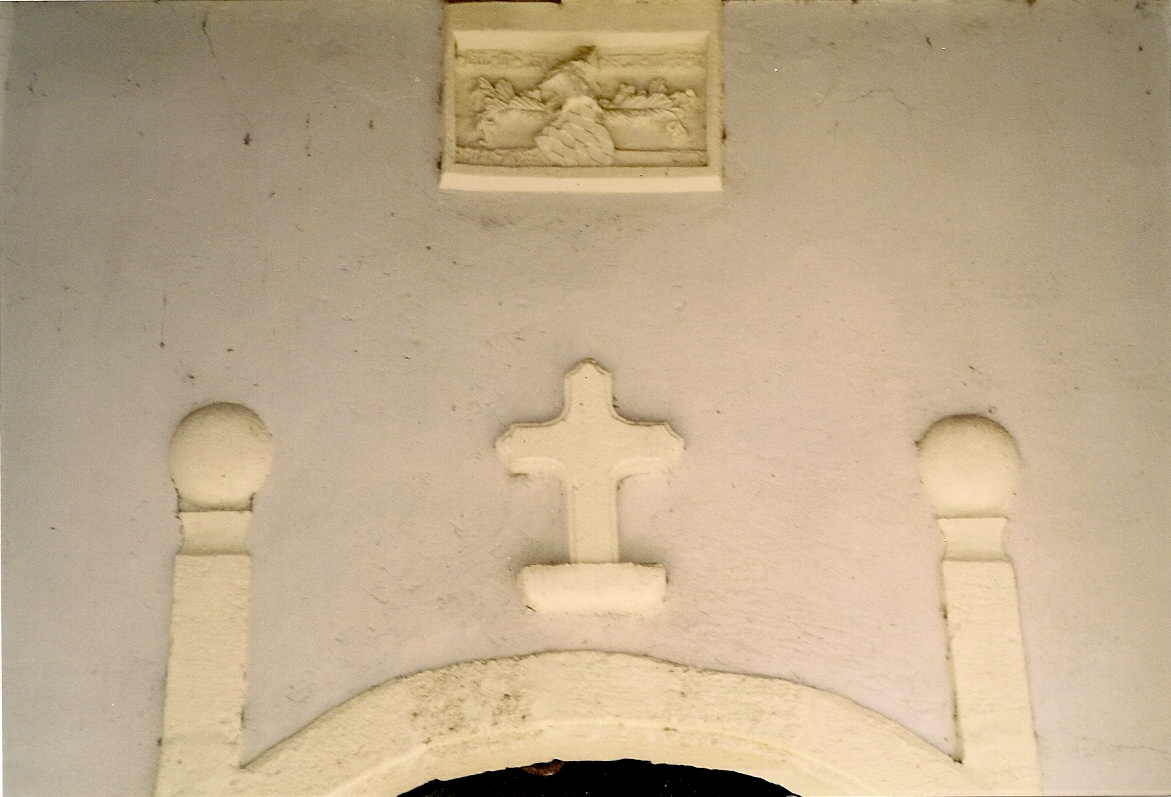 Cauna porche de l'├йglise. Armes d'Arnaud de Cauna, 1345.jpg