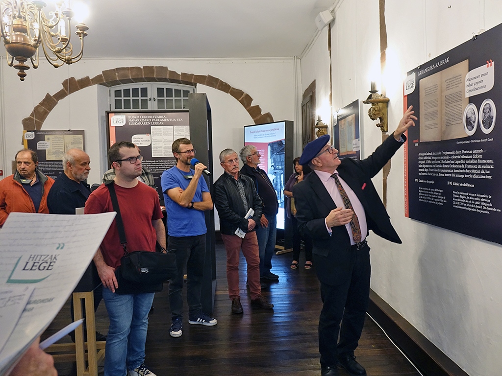 St-Jean-Pied-de-Port/Donibane Garazi : l'académie basque expose de précieux documents à la mairie