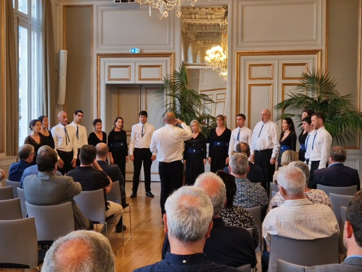 le chœur Bayonne Pays Basque reçu à l'Hôtel de Ville ©Sébastien Hiribarren.jpg