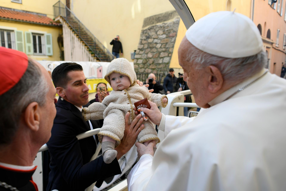 Le pape François en Corse : des enfants, la piété populaire et une saine laïcité