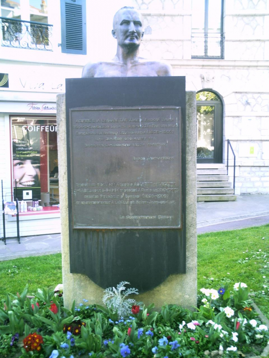 Le monument au lehendakari Aguirre à Saint-Jean-de-Luz.jpg