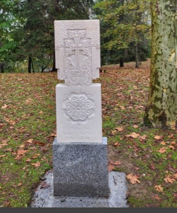 zUne croix de pierre (Khatchkar) à Lourdes.jpg