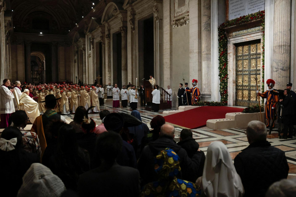 Le Pape François a ouvert la Porte Sainte de la basilique Saint-Pierre.jpg