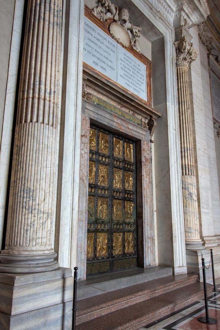 Basilique saint Pierre à Rome : ouverture de la Porte Sainte par le pape François