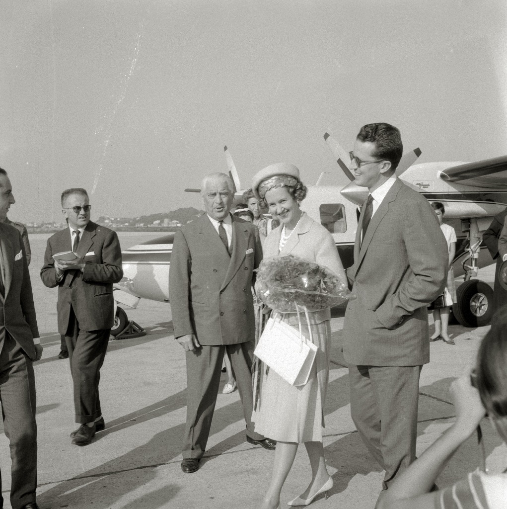 zArrivée de Beaudouin et Fabiola de Belgique à l'aéroport de FontarabieHondarribia le 28 juillet 1961 b.jpg