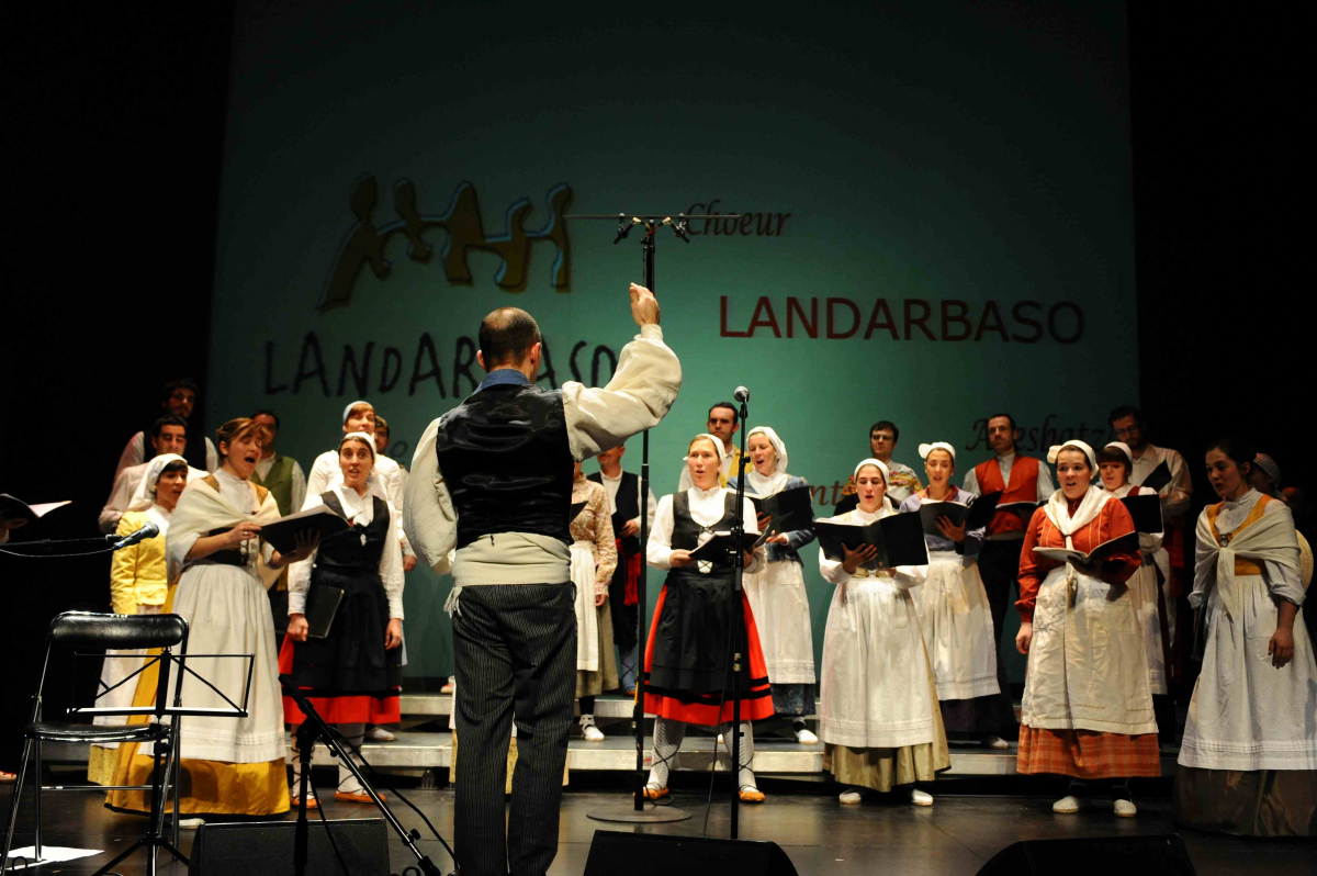 Le chœur Landarbaso à la Nuit basque.jpg