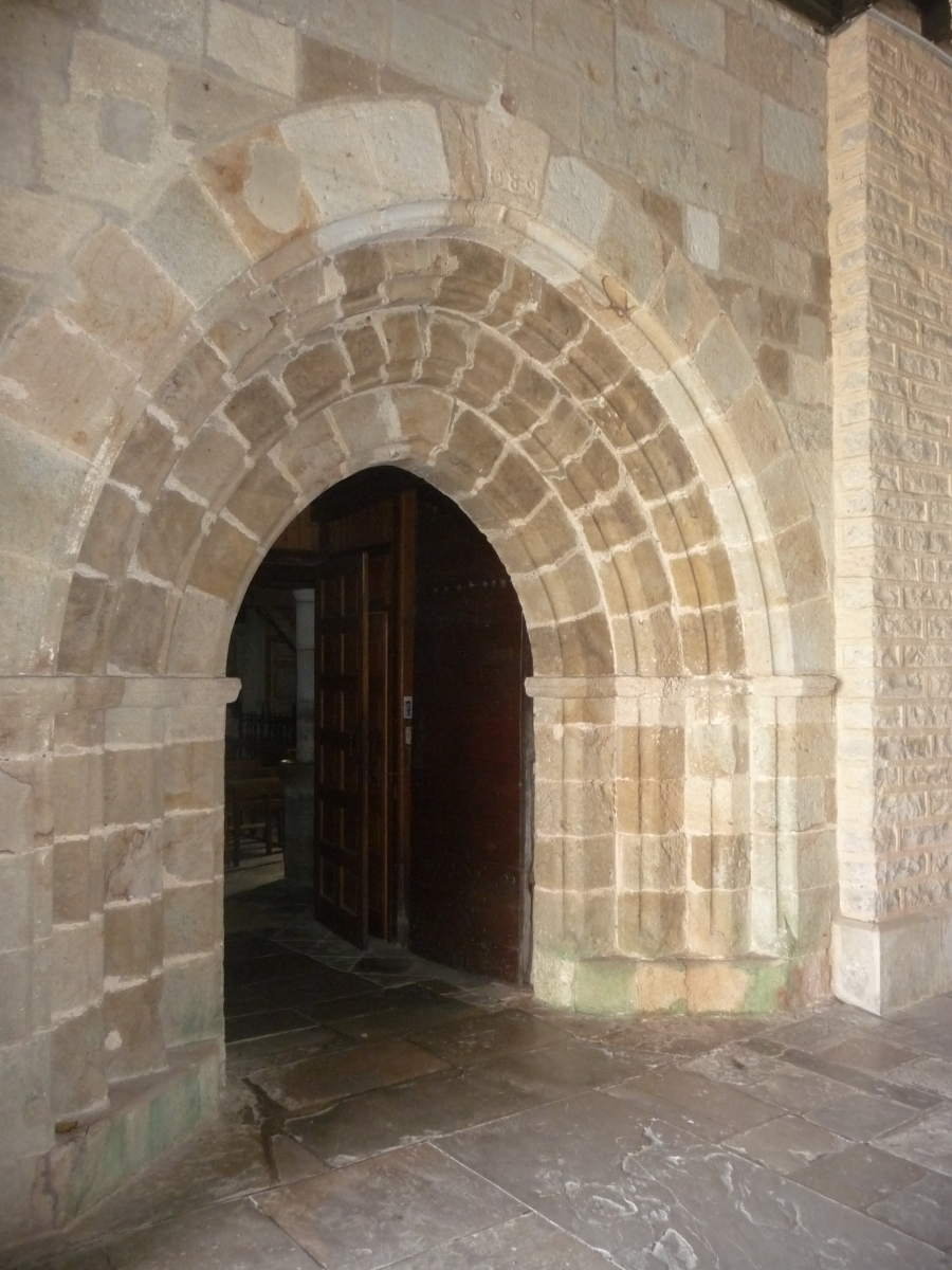 zHistoire1 Arcangues - entrée de l'église - XIIIe-XIVe siécle.jpg