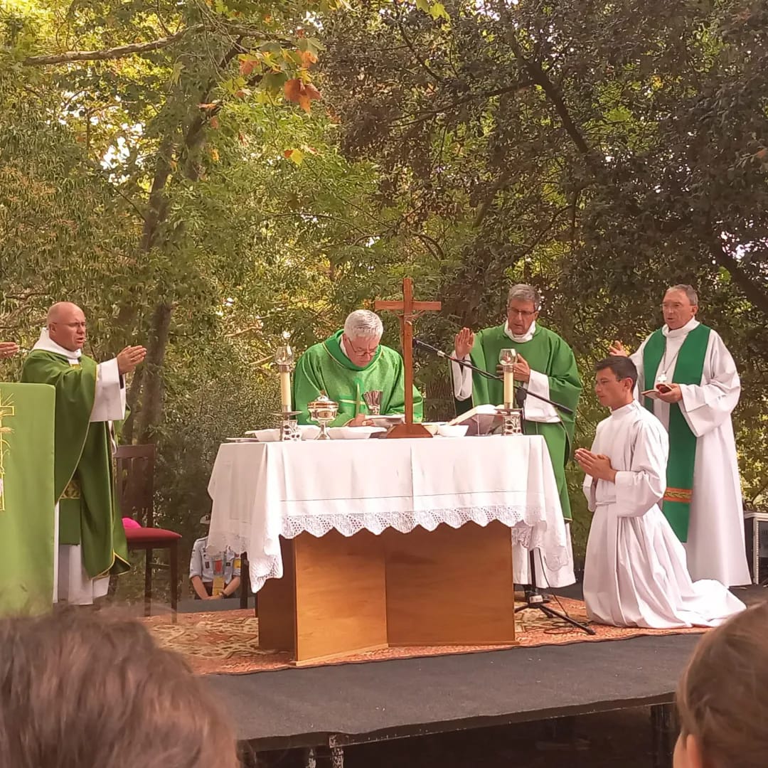 Mgr Aillet célébrant la messe avec Mgrs Éric De Moulins Beaufort, Dominique Lebrun et Laurent Dognin ©Guilhem RD.jpg