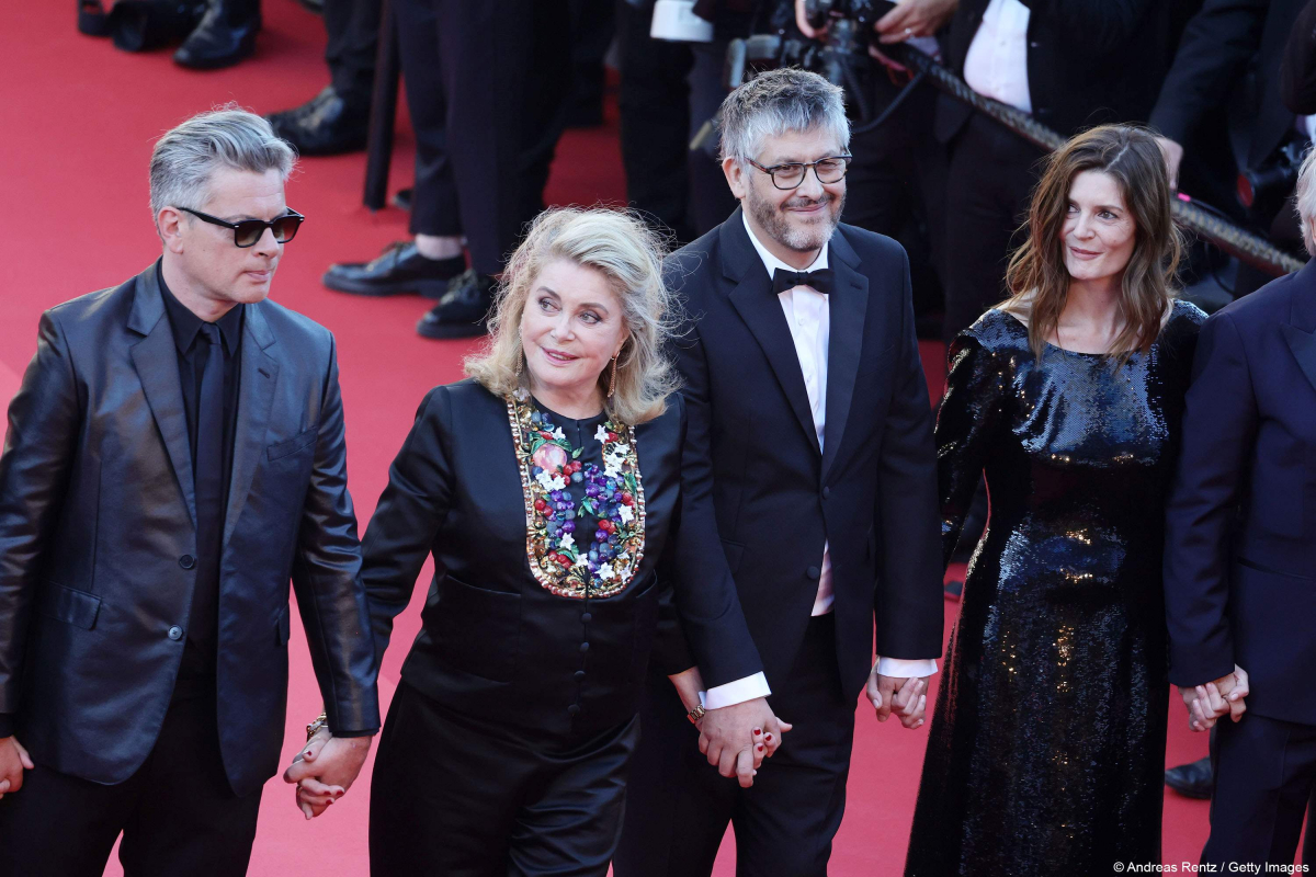 Les acteurs avec Christophe Honoré au Festival de Cannes.jpg