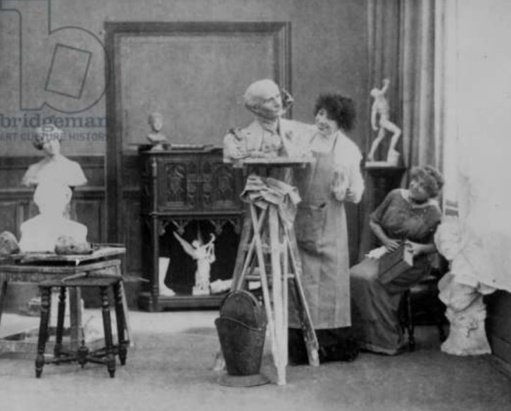 Sarah Bernhardt dans son atelier apporte la touche finale au buste d’Edmond Rostand.jpg