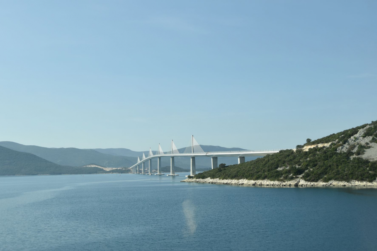 z Ce magnifique pont inauguré en 2014 attend toujours d'être relié à ses extrémités!.JPG