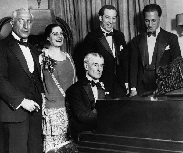 zMusique George Gershwin (droite) avec Maurice Ravel (au piano) en 1928.jpg