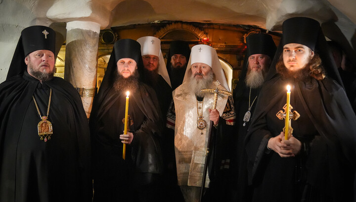 zMoines nouvellement tonsurés de la Laure des Grottes avec les évêques.jpg