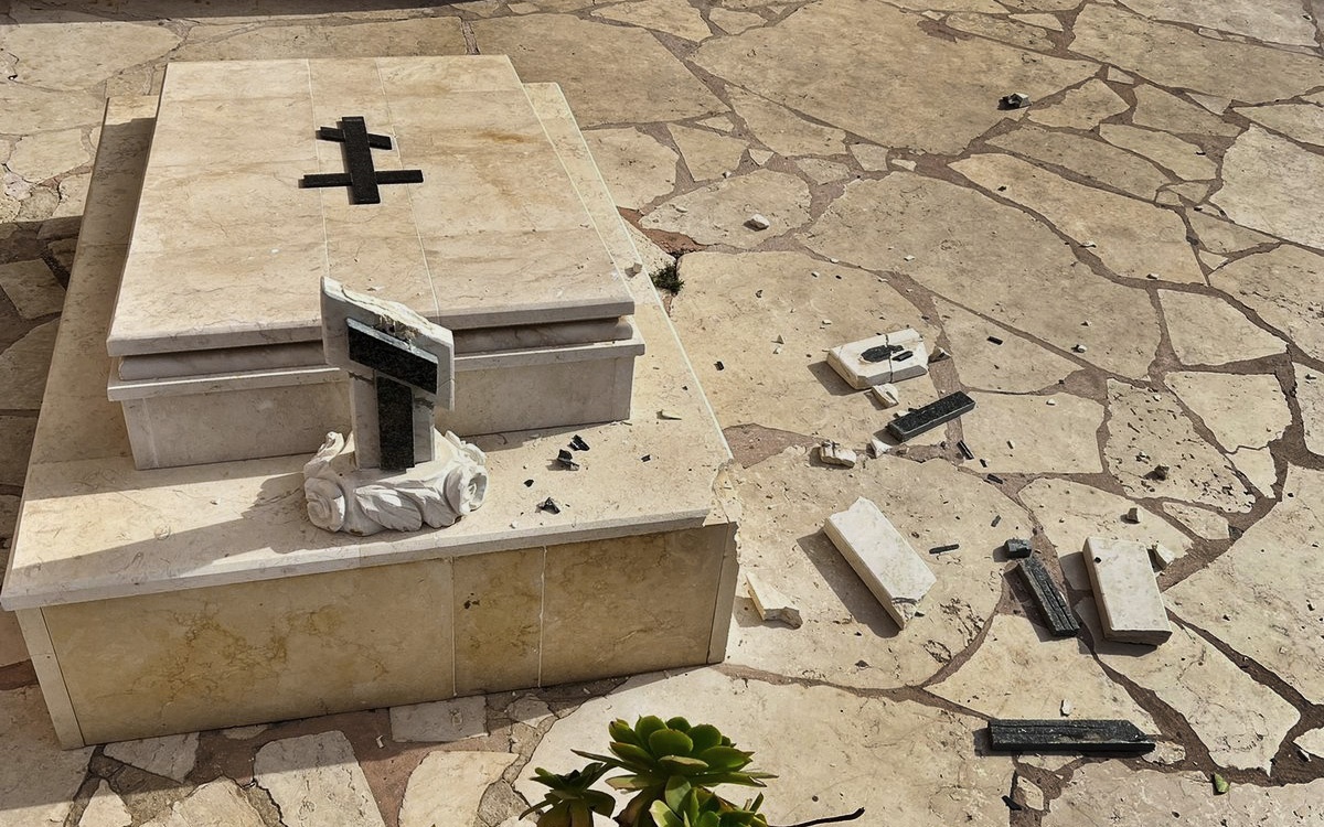 croix brisées cimetière orthodoxe Jerusalem.jpg