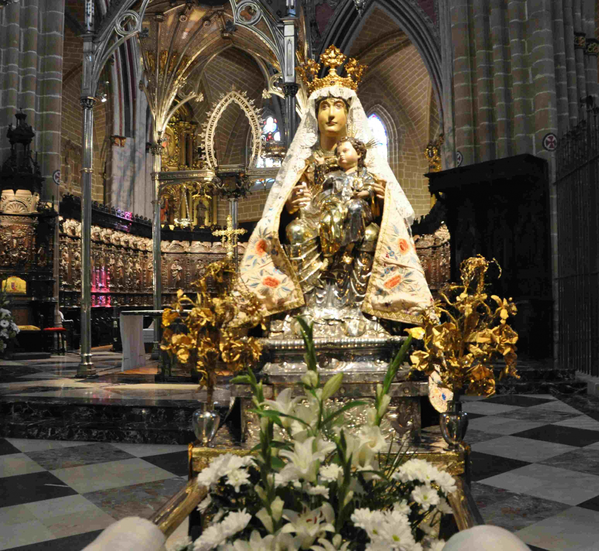 zDans la cathédrale dédiée à Santa Maria, la Vierge attend la solemnité du 15 août ©Manex Barace.jpg
