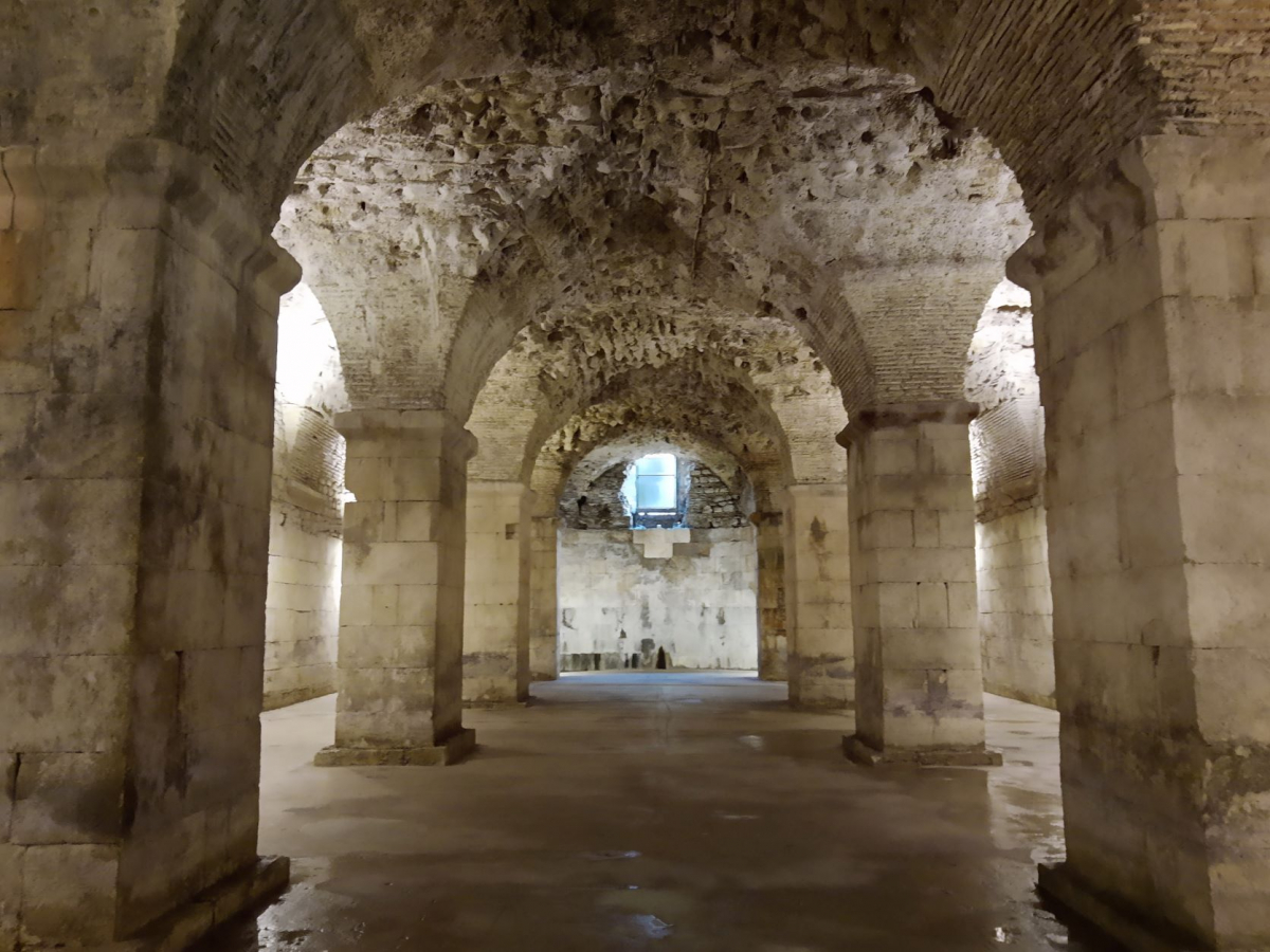z Les fondations du palais de Dioclétien supportent désormais une grande partie de la vieille ville de Split.jpg