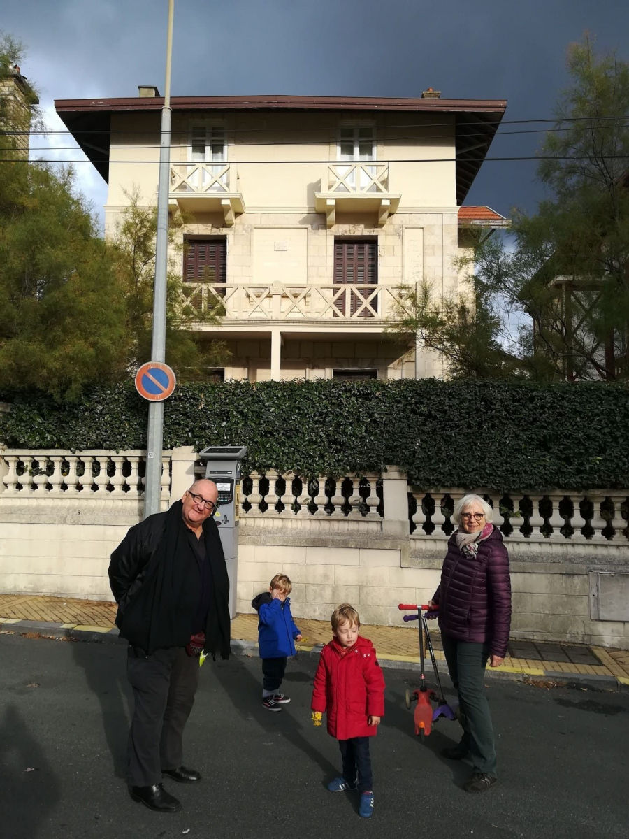 Devant la maison qu'occupa Stravinsky à Biarritz.jpg