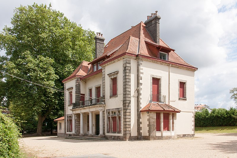 castle-constructed-in-the-19th-c-around-an-old-chapel-yet-preserved.jpg