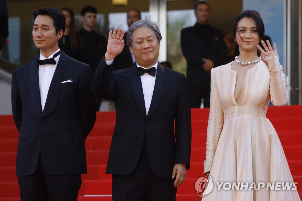 zCinéma1 tapis rouge pour Park Chan-wook et les acteurs Park Hae-il (à gauche) et Tang Wei.jpg