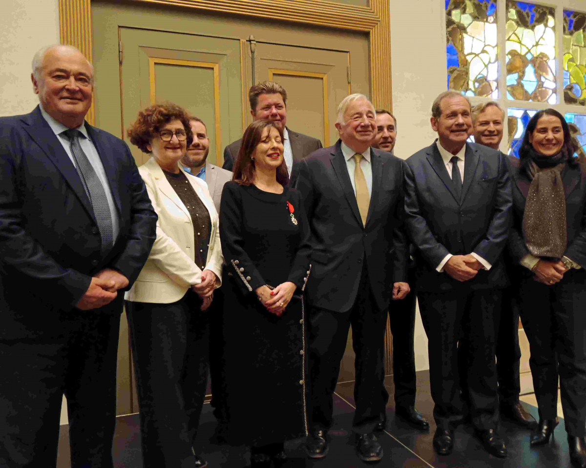 Le président du Sénat, les élus et le préfet entourent Maider Arosteguy.jpg