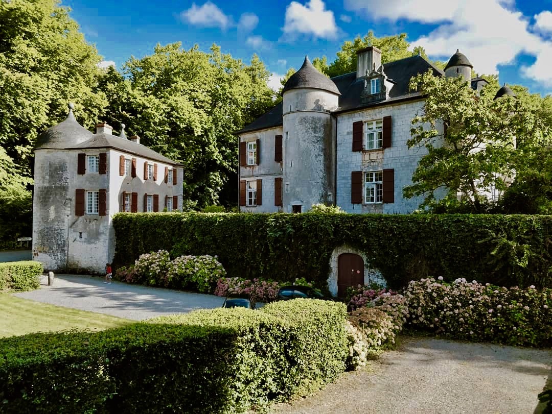 Urrugne : découvrez le château d'Urtubie, ses trésors historiques et l'atelier de plantes médicinales