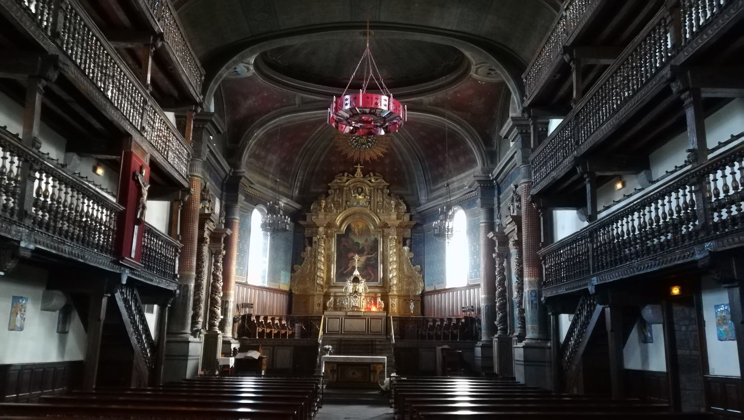 Intérieur de l'église Saint-Laurent avec son superbe retable classé monument historique