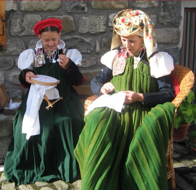 Richesse et variétés des costumes traditionnels du Pays Basque et des environs