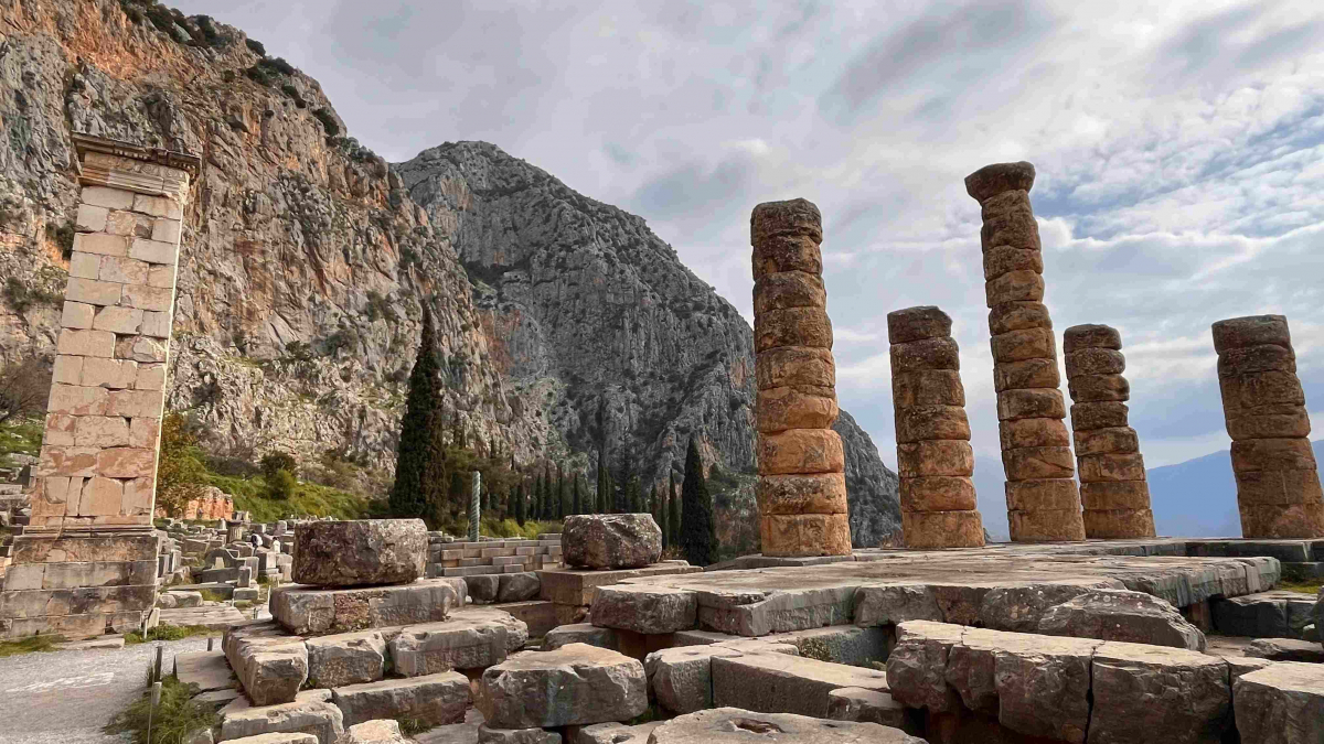 zLes colonnes doriques du Temple d'Apollon.jpg