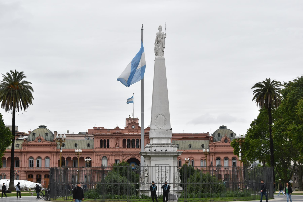 1-La Casa dorada, résidence du Président de la République et la Plaza de Mayo©Manex Barace 2023.jpg