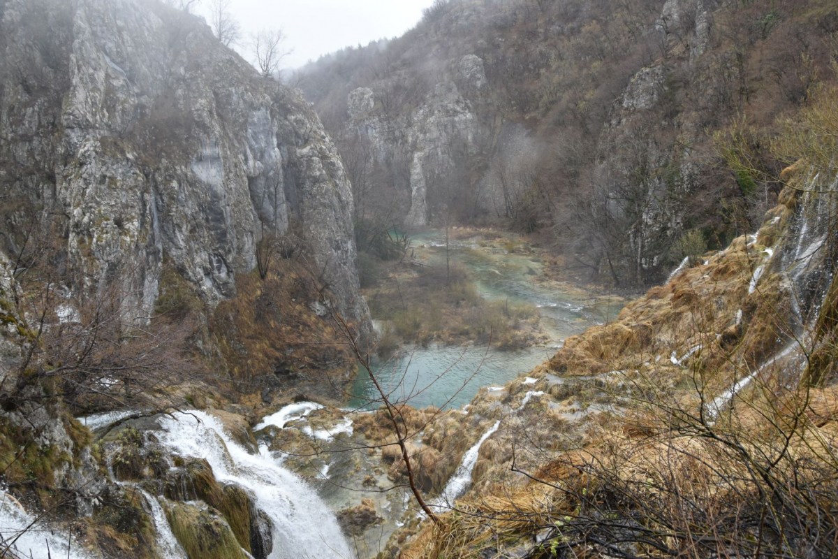 z Malgré la brume et la pluie, beauté naturelle du parc national de Plitivice, classé au patrimoine de l'UNESCO.JPG