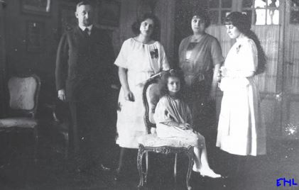 DR JACQUES DE POLIAKOFF ET SA FAMILLE BIARRITZ 1920.JPG