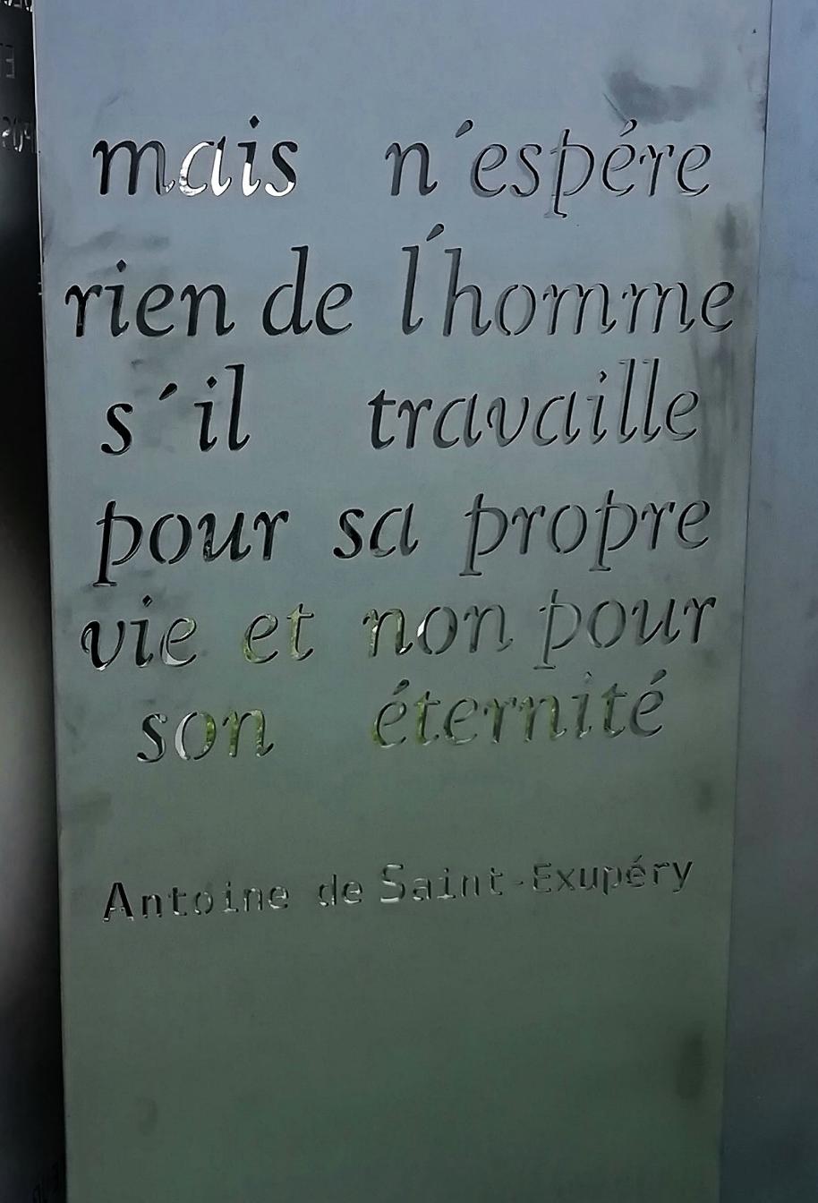 Très belle phrase d'Antoine de Saint-Exupéry découpée dans l'acier