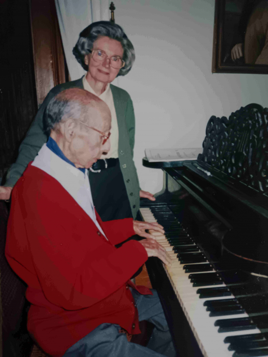 Michel Frois au piano, avec son épouse.jpg