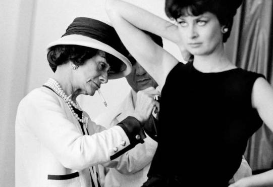 coco-chanel-agee-en-pleine-retouche-de-couture_4628070.jpeg