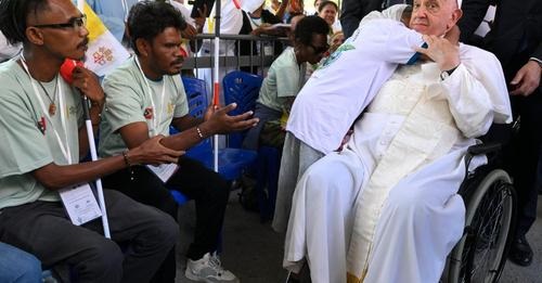 zVisite émouvante du pape François au centre des enfants handicapés de Dili.jpg