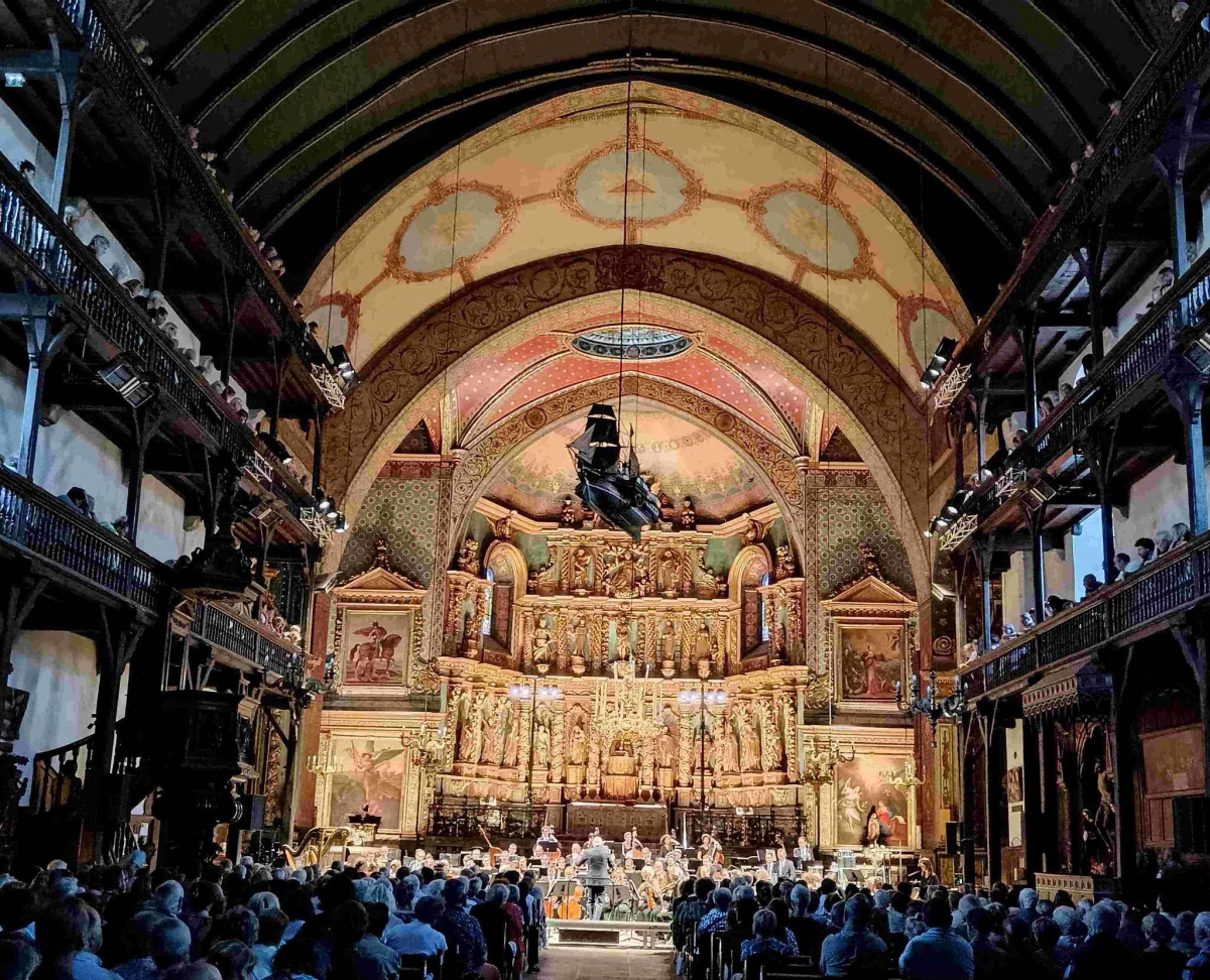 zUn public enthousiaste dans une église comble.jpg