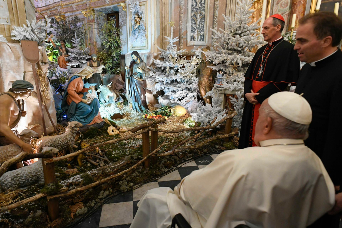 Le pape François devant une crèche.jpg