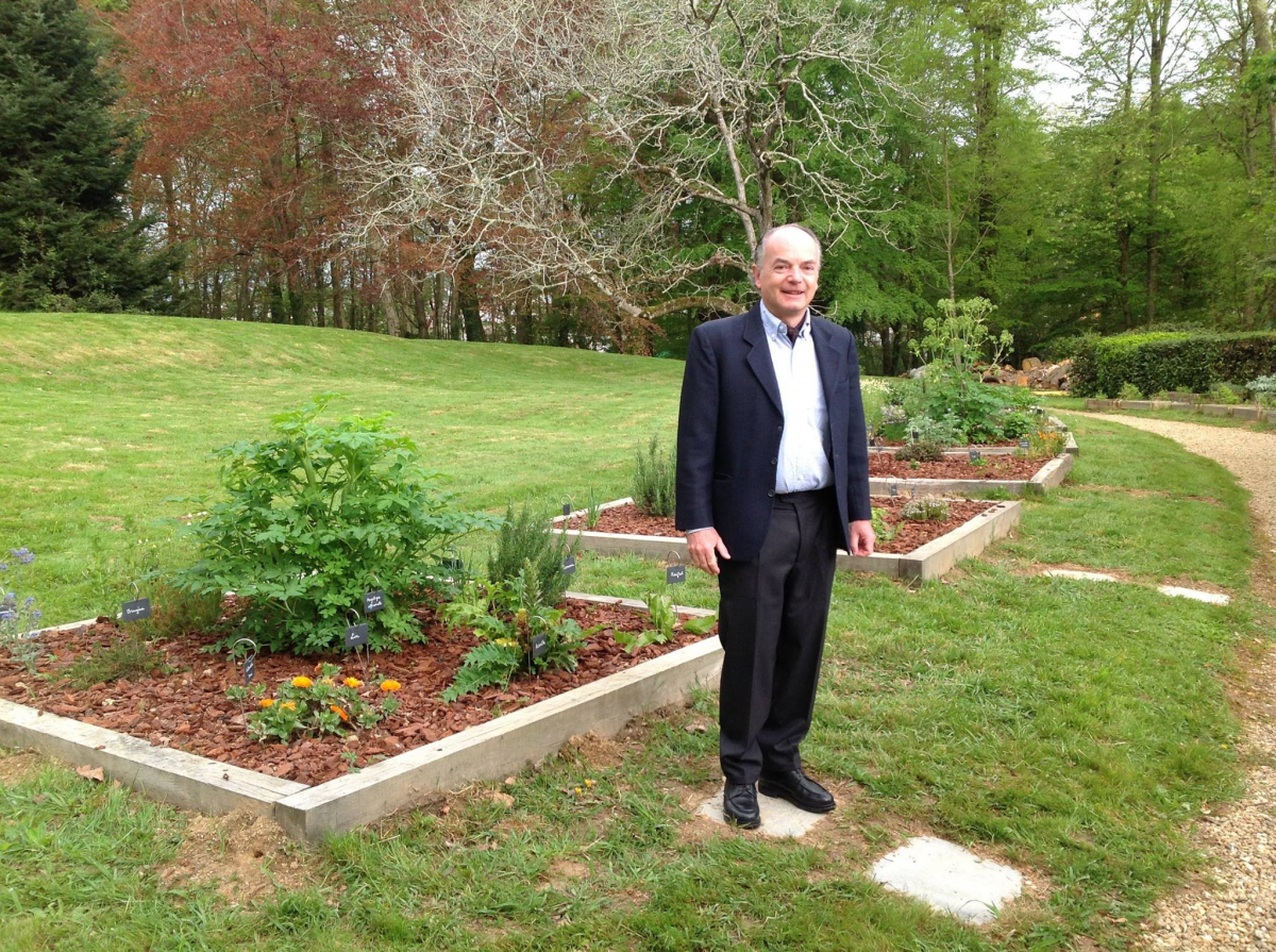 Laurent de Coral, propriétaire, au jardin des plantes d'Urtubie.jpg