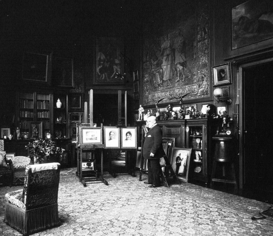 Léon Bonnat dans son atelier parisien.jpg
