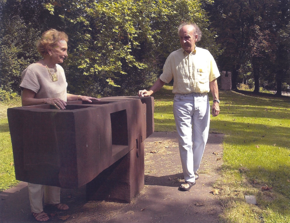 Eduardo Chillida et Pilar Belzunce avec Gora bera III (acier, 1991.jpg